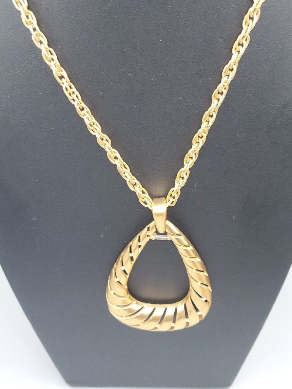 Vintage Crown Trifari Door Knocker Pendant Necklace 28"Gold Tone Large Teardrop - Picture 6 of 15